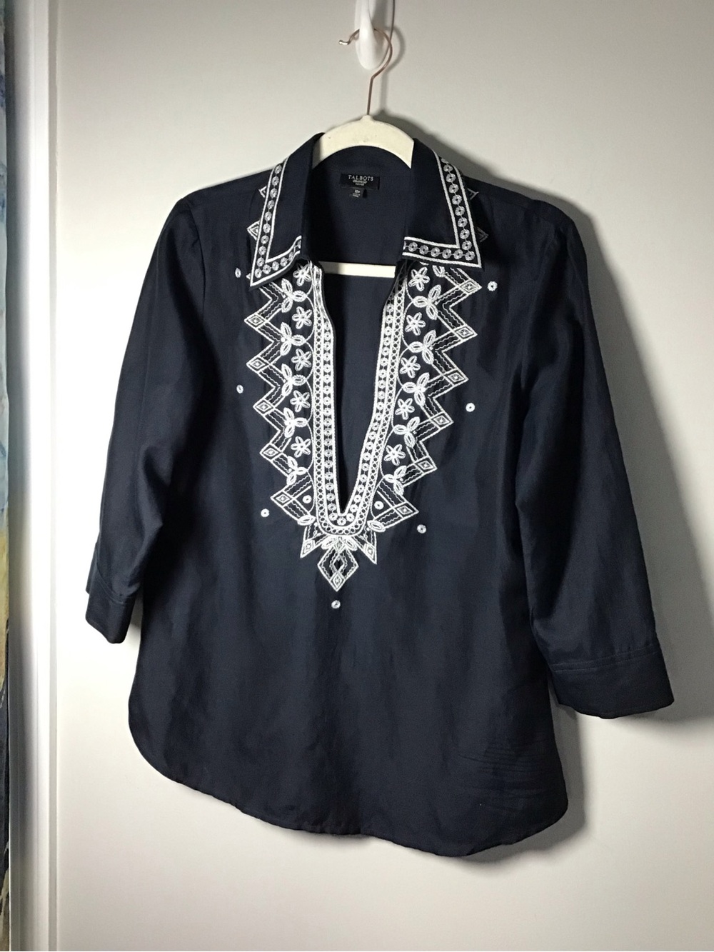 Talbots Navy Tunic with White Embroidered V-Neck collared 
EUC
Silk/cotton 10P